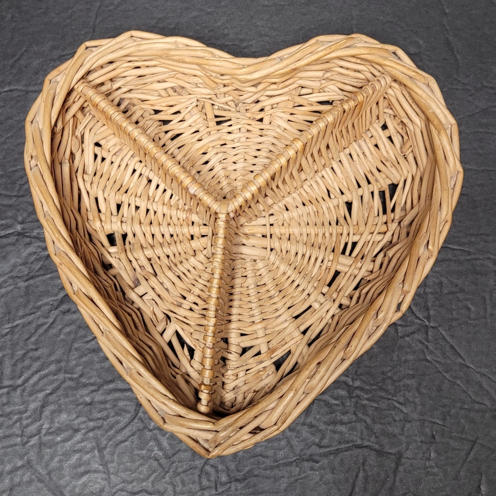 Heart Shaped Divided Vintage Basket - Picture 9 of 9
